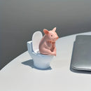 Figura Decorativa de Cerdito en el Inodoro Linden