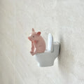 Figura Decorativa de Cerdito en el Inodoro Linden