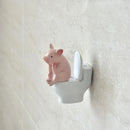 Figura Decorativa de Cerdito en el Inodoro Linden