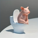 Figura Decorativa de Cerdito en el Inodoro Linden